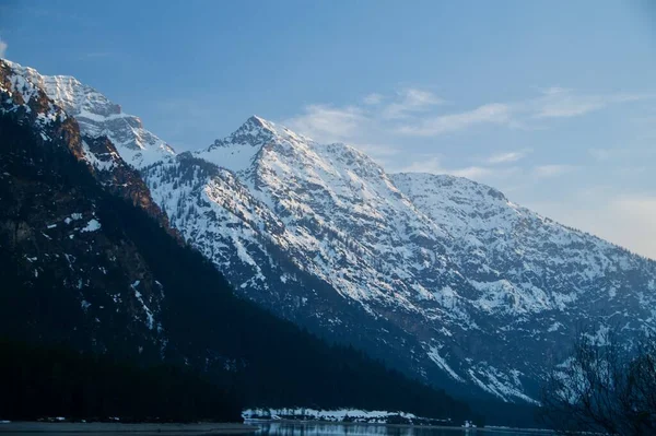 以蓝天 湖泊和阳光观赏巴伐利亚阿尔卑斯山的风景 免版税图库图片