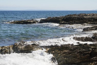 Hırvat kıyıları yazın mavi gökyüzü ve büyük örgü örüyor