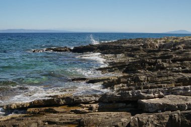 Hırvat kıyıları yazın mavi gökyüzü ve büyük örgü örüyor