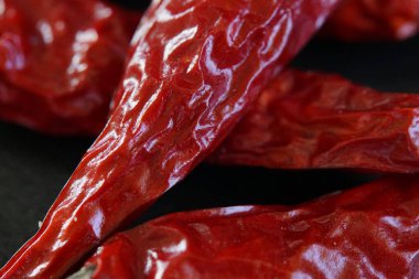 Kırmızı, küçük, kurutulmuş acı biber yakından. 