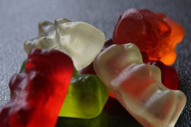 Jelibon ayılarına yaklaş. 