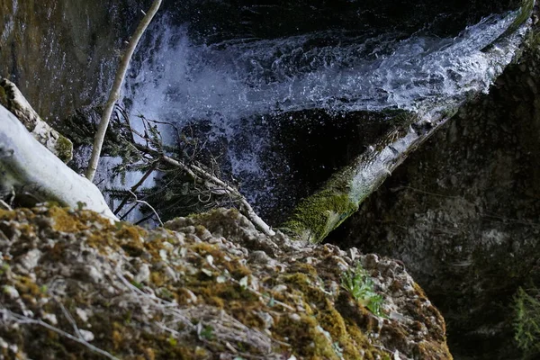 Wasserfall Kaskade Den Alpen Sonnenlicht Kurzzeitbelichtung — Stockfoto