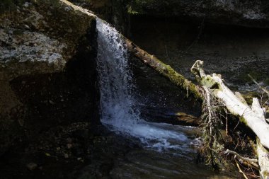 Alplerde şelale şelalesi kısa süre güneş ışığına maruz kaldı.