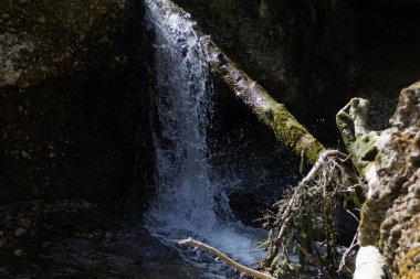 Alplerde şelale şelalesi kısa süre güneş ışığına maruz kaldı.