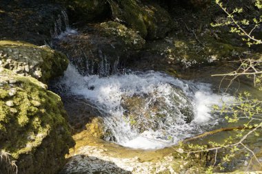 Alplerde şelale şelalesi kısa süre güneş ışığına maruz kaldı.