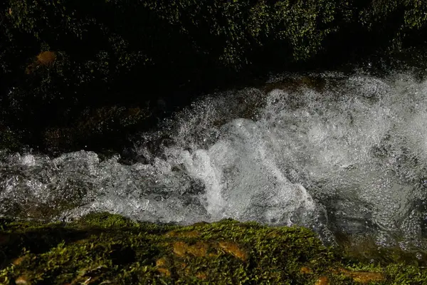 Wasserfall Kaskade Den Alpen Sonnenlicht Kurzzeitbelichtung — Stockfoto