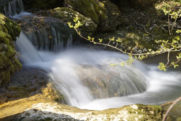 Wasserfall Kaskade Bei Langzeitbelichtung Sonnenlicht — Stockfoto