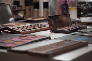 Kullanılmaya hazır çeşitli şekillerde makyaj tablosu.