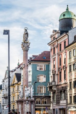 Maria Theresien Caddesi ve renkli bina arka planı, Innsbruck, Avusturya, Ekim 2017