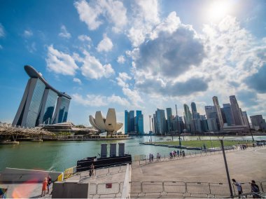 Turist, güneşli bir günde, Singapur 'da, Şubat 2019' da Marina Körfezi civarındaki modern ticaret bölgesini ziyaret etmeye geldi.