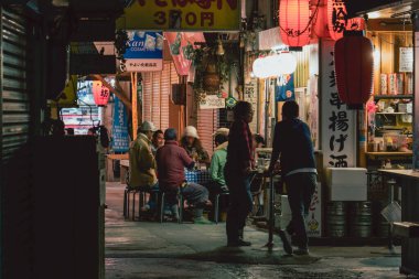 Makishi pazarındaki yerel sokak restoranı, Okinawa