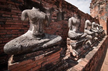 Eski kafasız Buda heykeli Wat Chaiwattanaram Ayutthaya, Tayland.