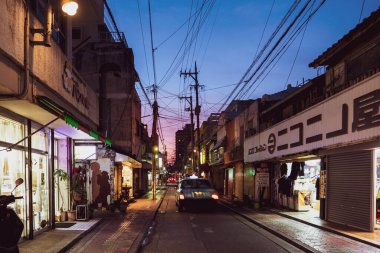 Okinawa, Japonya 'da yerel pazarın gün batımı zamanı, Nisan 2018