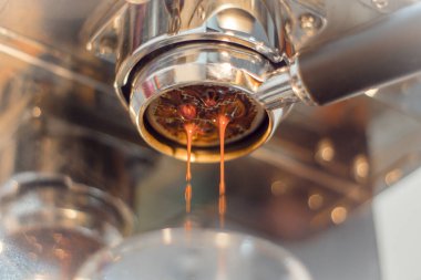 Espresso, dipsiz iskele filtresiyle çekilir.