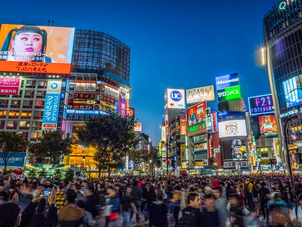 Massor Människor Korsar Shibuya Korsningen Natten Färgglada Byggnadens Ljus Och — Stockfoto