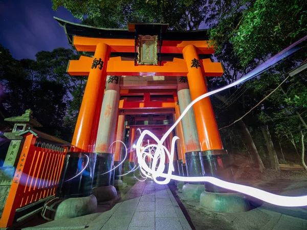 Gece Vakti Fushimi Inari Taisha Nın Kapısının Önündeki Soyut Işık — Stok fotoğraf