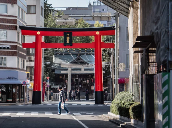 Man Korsar Vägen Tittar Huvudporten Till Shitaya Helgedomen Ueno Tokyo — Stockfoto