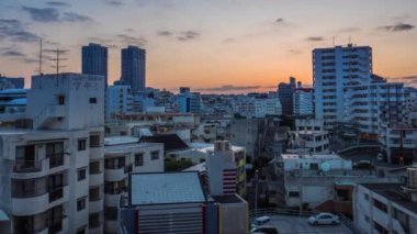 Naha 'daki Kokusai dori bölgesinin zaman çizelgesi. Sabah, güneş doğmadan gökyüzü masmavi olana kadar karanlık gökyüzünden çekilmiş. Okinawa, Japonya, Nisan 2018.