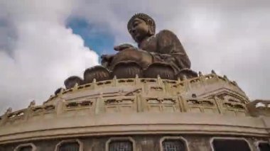 Ngong Ping dev Buddha 'nın etrafındaki hiperlapa. Ngong ping, Hong Kong, Temmuz 2019.