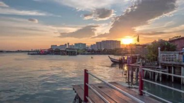 Lim Jetty, George Town, Penang, Malezya 'dan Sunset at Clan Jetty çekimi. Ocak 2019. 24 fps
