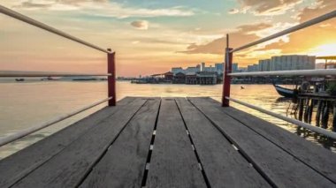 Lim Jetty iskelesinden Sunset at Clan Jetty view, George Town, Penang, Malezya. Ocak 2019. 24 fps