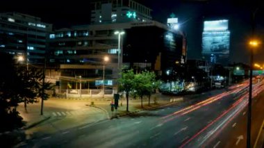 Bangkok trafiğinin zaman aşımına uğramış görüntüsü, gece vakti ışığa maruz kalma görüntüsü, Bangkok, Tayland.