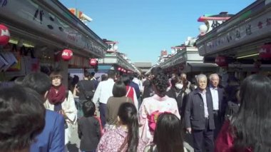 Yerel halk ve turist Nakamise dori Caddesi boyunca yürür Sensoji Tapınağı, Asakusa, Tokyo, Japonya, Ekim 2018.