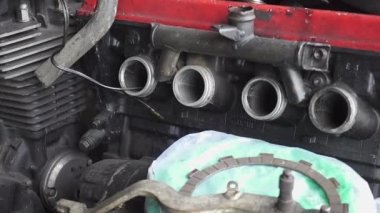 Kirli garajda depolanan işe yaramaz eski bir motorun parçası. Yavaşça odaklan ağır çekim, 29.97fps.