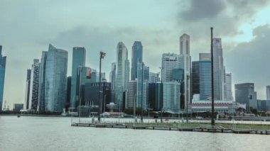 Marina körfezi bölgesinde gün batımı zamanı Singapur iş alanı binasına odaklanıyor, Şubat 2019
