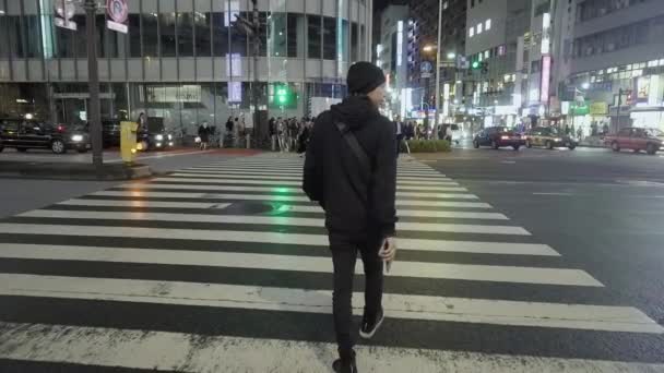 Siguiendo Hombre Desde Atrás Viendo Gente Cruzar Calle Shinjuku Por — Vídeo de stock
