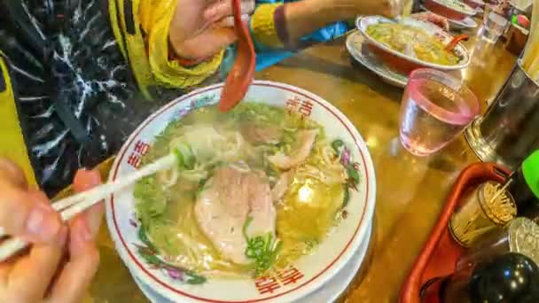 Timelapse Gruppo Persone Che Mangiano Loro Noodle Ramen Nel Ristorante — Video Stock