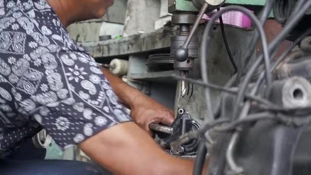 Mécanicien installer et utiliser une perceuse pour percer une partie métallique du véhicule. Coup de main au ralenti, 29,97ips .