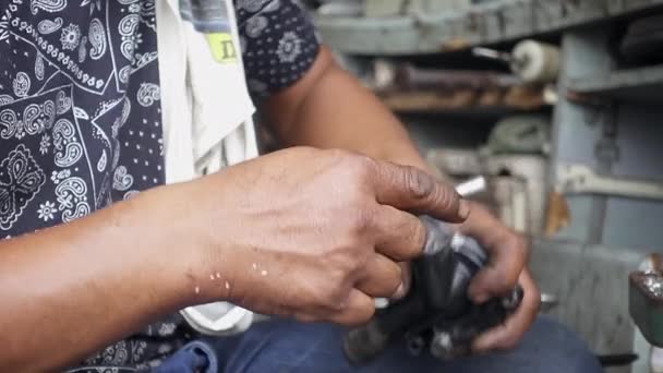 Mekaniker Slår Någon Metalldel Med Hammare Handhållen Slow Motion Shot — Stockvideo