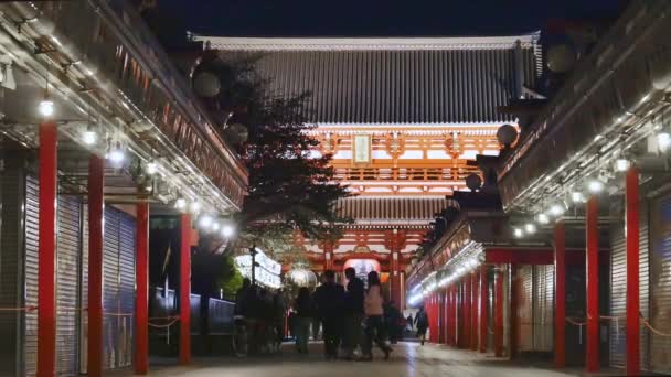 Emberek Elhaladtak Nakamise Dori Utca Mellett Sensoji Szentély Előtt Miközben — Stock videók