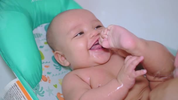 Schöne Kleine Junge Lächelt Und Nimmt Ein Bad Zeitlupe — Stockvideo