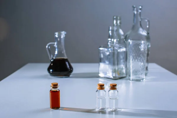 Bottiglie Con Liquido Vasetti Sul Tavolo — Foto Stock