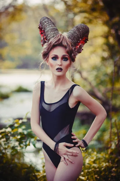 Szexi Gyönyörű Szarvakkal Hajviselet Fantasy Lány Erdőben — Stock Fotó
