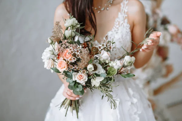 Счастливая Невеста Свадебном Платье Букетом Руках — стоковое фото