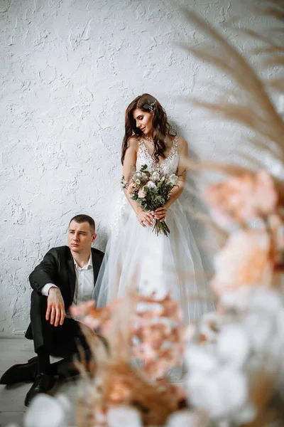 Bruid Met Een Boeket Bruidegom Vloer Achtergrond Van Huwelijksboog — Stockfoto