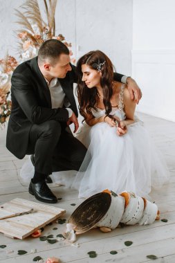 Masadan üç katlı düğün pastası düşüyor. Pasta düştüğünde gelin ve damadın duyguları