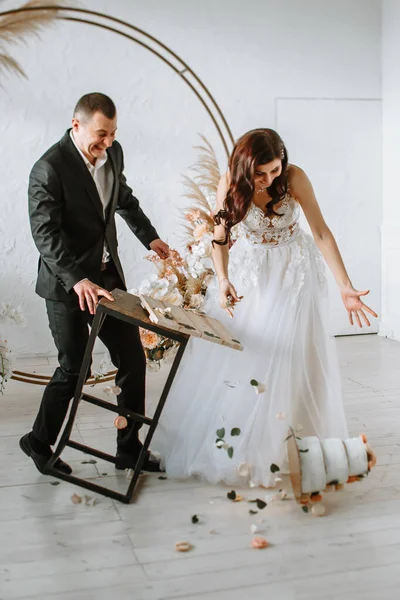 Pastel de boda de tres niveles cayendo de la mesa. Emociones de los novios cuando cae el pastel — Foto de Stock