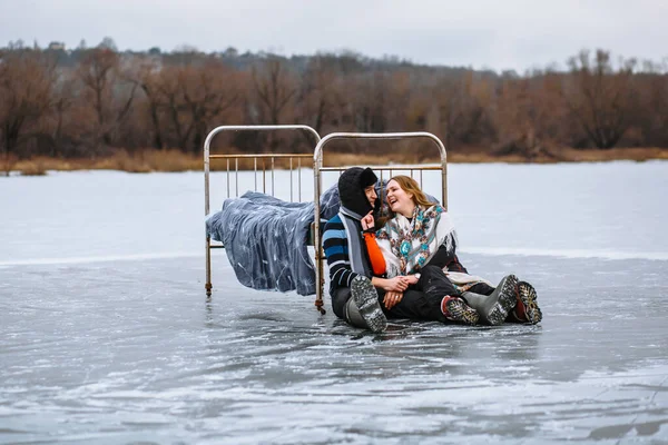 Happy Couple Love Sitting Snow Next Iron Bed Cold Blue — Stock Photo, Image