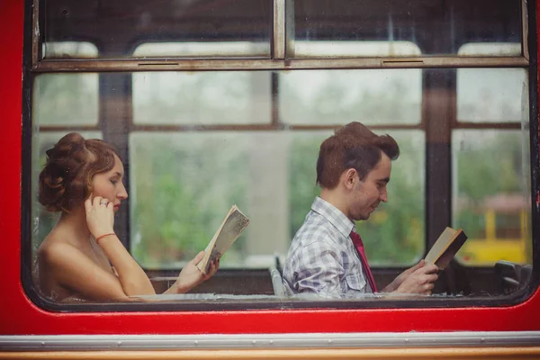 Ein Mann Und Ein Mädchen Fahren Bus Und Lesen Bücher — Stockfoto