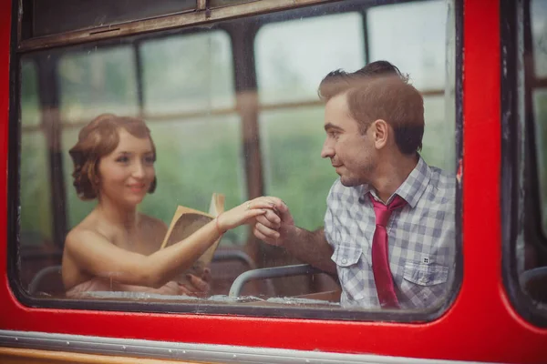 一个男人牵着一个正在看书的女孩的手 乘坐巴士 — 图库照片