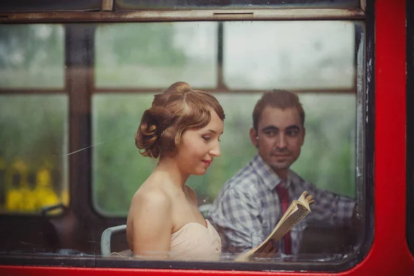 Tjej Läser Bok Bussen Kille Tittar Henne — Stockfoto