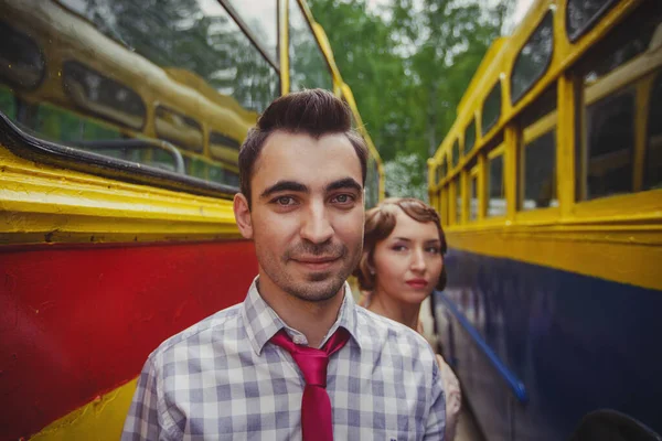 Хлопець Дівчина Одязі Стоять Поруч Ретро Автобусом — стокове фото