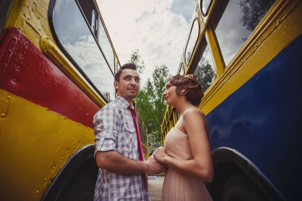 Cara Uma Menina Roupas Dos Anos Estão Lado Ônibus Retro — Fotografia de Stock