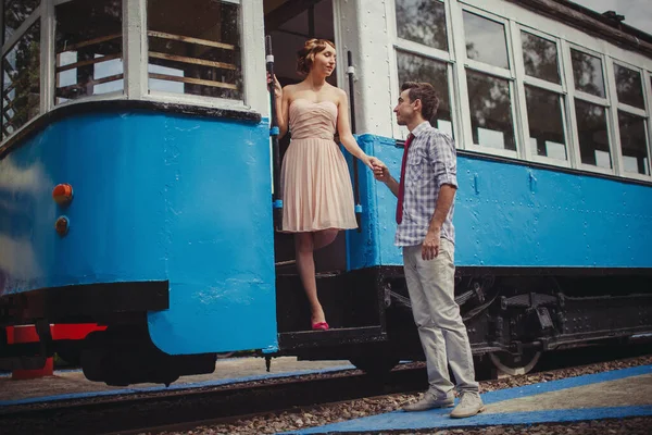 Guy Girl Retro Clothes Vintage Hairstyles Young Man Helps Girl — Stock Photo, Image