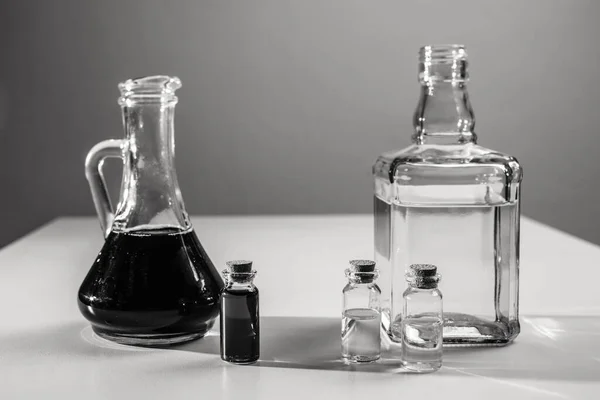 Grande Decanter Una Provetta Con Supporto Liquido Scuro Accanto Decanter — Foto Stock