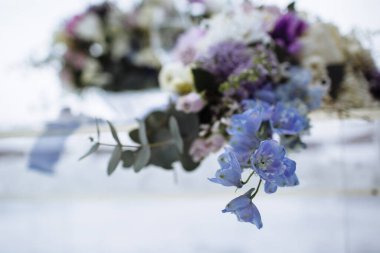 Gelinin cam bir masada uzanmış düğün çiçeği.